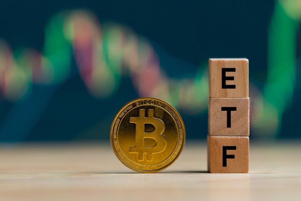 美国交易的现货比特币和以太坊 ETF 积极趋势延续！最新数据如下配图